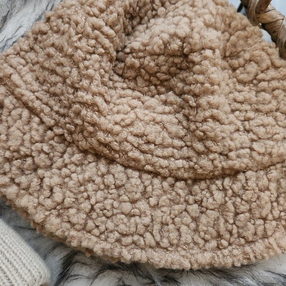 Two women's winter hats - Picture 5 of 8